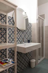 a bathroom with a sink and a mirror at Corsaro Casa Vacanza in Donnalucata