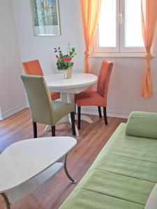 Un comedor con mesa y sillas en Guesthouse Villa Stanovic Vlaho, en Cavtat