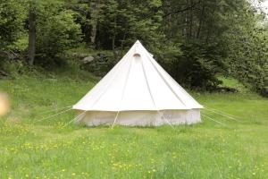 uma tenda branca num campo de relva em Tente style Tepee Confort em Latour-de-Carol