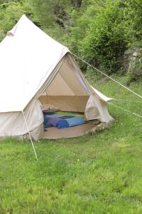 ein weißes Zelt auf einem Grasfeld in der Unterkunft Tente style Tepee Confort in Latour-de-Carol
