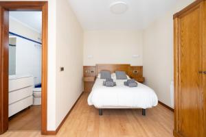 MyHouseSpain - Buen Suceso Apartments في خيخون: غرفة نوم بسرير وحمام