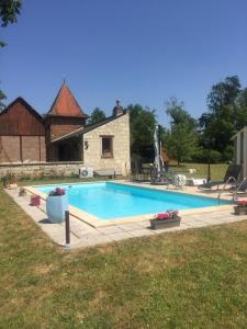 - une piscine en face d'une maison dans l'établissement Cottage chaleureux situé en pleine nature !, 