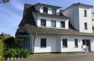 a white house with a brown roof at Whg 09 - Fischerstuv in Zingst