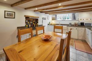 Kuchyň nebo kuchyňský kout v ubytování Host & Stay - Hampdon Cottage