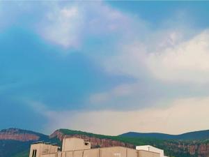 uma vista para um edifício com montanhas ao fundo em KORA'S HOME STAY em Tirupati