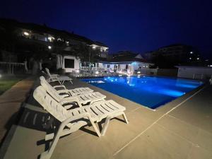 Bazén v ubytování Resort 2-3BR Huge Pool, BBQ, 300m-Beach, 8 mins to Walking Street nebo v jeho okolí