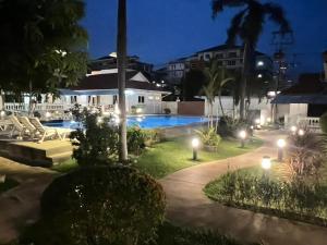 Bazén v ubytování Resort 2-3BR Huge Pool, BBQ, 300m-Beach, 8 mins to Walking Street nebo v jeho okolí