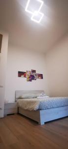 Schlafzimmer mit einem Bett mit Wandgemälde in der Unterkunft CASA LOSURIELLO in Triggiano