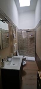 uma casa de banho com 2 WC, um lavatório e um espelho. em CASA LOSURIELLO em Triggiano