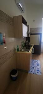 eine Küche mit einer Spüle und einer Arbeitsplatte in der Unterkunft CASA LOSURIELLO in Triggiano