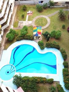 una vista aérea de una piscina en un complejo en EC12-Georgetown-3room-PrivateHouse, en Jelutong