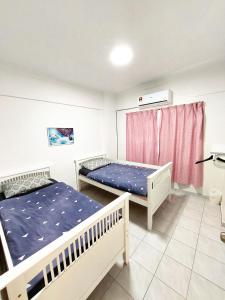 1 dormitorio con 2 camas y ventana en EC12-Georgetown-3room-PrivateHouse en Jelutong