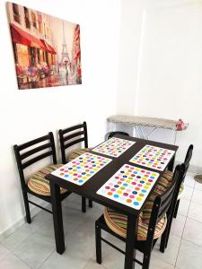 mesa y 2 sillas con mesa y mesa en EC12-Georgetown-3room-PrivateHouse en Jelutong
