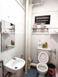 y baño con aseo blanco y lavamanos. en EC12-Georgetown-3room-PrivateHouse en Jelutong