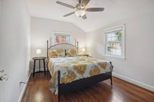1 dormitorio con 1 cama y ventilador de techo en Arlington Colonial Oasis: 15-Minute Drive to Washington DC, en Arlington