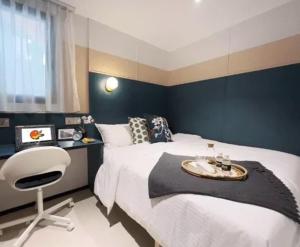ISA Hotel Amber Road في سنغافورة: غرفة نوم بسرير كبير وكرسي