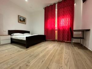 een slaapkamer met een bed en een rood gordijn bij Dream holiday in Mestre +6 foto's