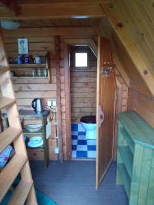 ein Badezimmer mit einem WC in einem Blockhaus in der Unterkunft Chatky u Hromádky in Karlovice