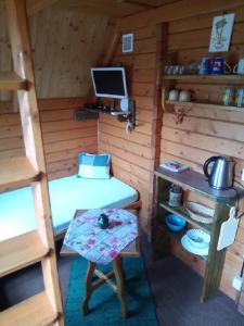 eine kleine Hütte mit einem Schreibtisch und einem Computer darin in der Unterkunft Chatky u Hromádky in Karlovice