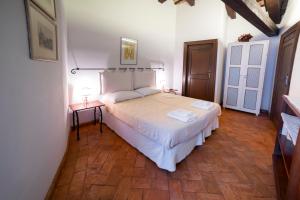 um quarto com uma cama e duas mesas com candeeiros em Volpe Pasini - Wine and Rooms em Togliano