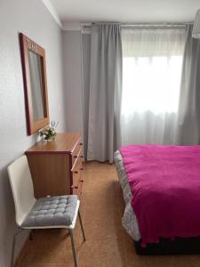 um quarto com uma cama, uma cómoda e um espelho em Cozy Apartment in Guardamar em Guardamar del Segura