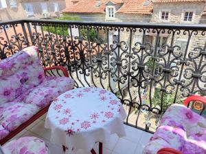 un balcón con 2 sillas y una mesa en el balcón en Attic Old Town Apartment en Budva