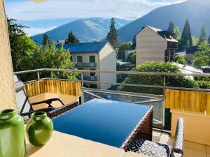 Výhľad na bazén v ubytovaní La Marmotaine, T2 bis, Parking privé, Balcon vue montagne alebo v jeho blízkosti