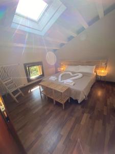 een slaapkamer met een bed, een tafel en een dakraam bij Mini Loft Castello in Thiene