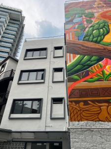 un edificio con una pintura a un lado. en ISA Hotel Amber Road en Singapur