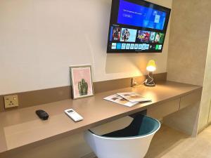 TV a/nebo společenská místnost v ubytování ISA Hotel Amber Road