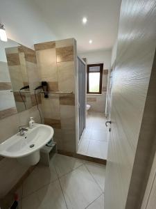 W łazience znajduje się umywalka, prysznic i toaleta. w obiekcie B&B PRIXIS w mieście Prizzi