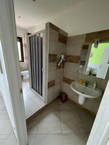 łazienka z umywalką i toaletą w obiekcie B&B PRIXIS w mieście Prizzi