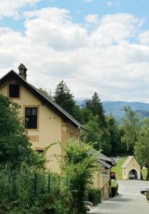 una casa al lado de una carretera en Hadam's Apartments, en Bled
