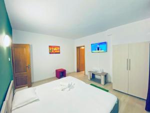 ブカレストにあるレジデンツァ ディ カルバシーニの白いベッドルーム(ベッド1台、キャビネット付)