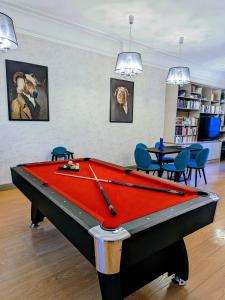 維琪的住宿－HOTEL ARVERNA VICHY - ClT'HOTEL，客厅配有红色台球桌