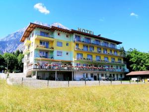 Nespecifikovaný výhled na hory nebo výhled na hory při pohledu z hotelu