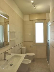 リニャーノ・サッビアドーロにあるBurelloのバスルーム(洗面台、トイレ付)、窓が備わります。