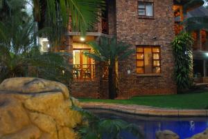 una casa con piscina frente a ella en 20 on Visarend en Malelane