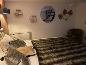 Suite d'amour et détente jacuzzi, sauna et massage في Chartrettes: غرفة نوم عليها سرير وبطانية