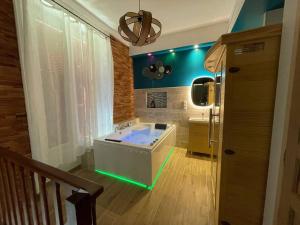 Ett badrum på Suite d'amour et détente jacuzzi, sauna et massage