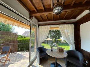 Habitación con mesa y sillas en el patio en Suite d'amour et détente jacuzzi, sauna et massage, en Chartrettes