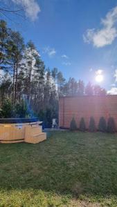 史澈契內克的住宿－Leśna Przystań，一个大院子,有砖墙和桌子