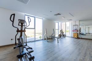 Fitnesscentret og/eller fitnessfaciliteterne på Nasma Luxury Stays - Colorful Condo With Wide City Views From Balcony