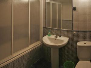 uma casa de banho com um chuveiro, um lavatório e um WC. em Casa Rural Sierra de Tabanera em San Andrés de Soria