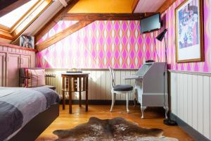 a bedroom with a bed and a desk in a room at Boerenhofstede de Overhorn in Weesp