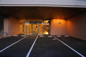 ein leerer Parkplatz in einem Gebäude in der Unterkunft 遊悠館 in Chitose