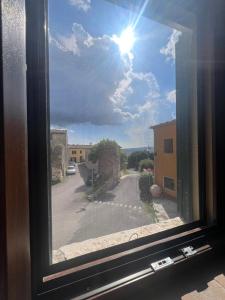 una ventana con vistas a la calle y al sol en Casa Aldobrandeschi Saturnia, en Saturnia