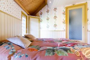 ウェースプにあるBoerenhofstede de Overhornのベッドルーム1室(ピンクの毛布付きの大型ベッド1台付)