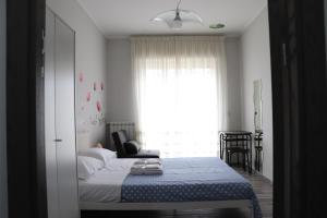 una camera da letto con un letto e una grande finestra di B&B Francesco Fly a Napoli Altre 14 foto