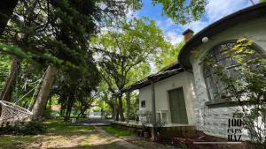 100 éves ház في بالاتوناكاراتيا: منزل في وسط غابة